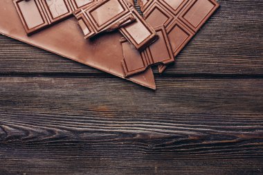 Kırık çikolata köşegen küp desen ahşap arka plan