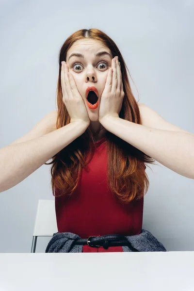 Hübsche Frau mit offenem Mund überrascht Blick Emotionen Hände auf Gesicht — Stockfoto