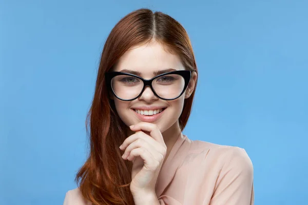 Красива жінка елегантний стиль модні окуляри студія синій фон модель — стокове фото