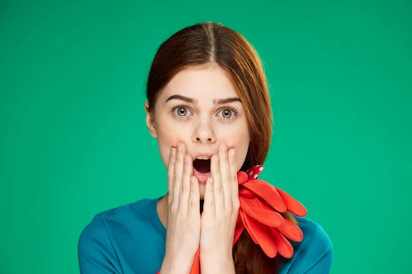 Hübsche Frau Reinigung Emotionen Gummihandschuhe überrascht aussehen Grüner Hintergrund — Stockfoto