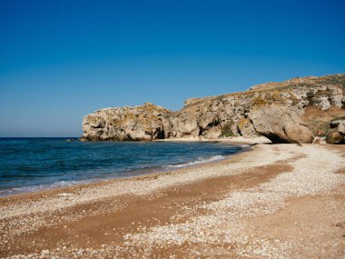 Plaj dağları manzara adası yolculuğu mavi gökyüzü