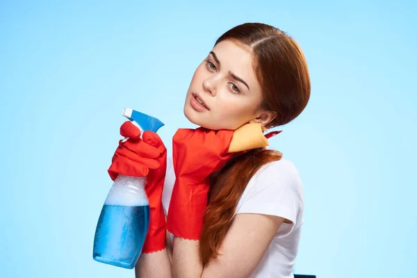 Профессиональная уборка женские услуги по дому синий фон — стоковое фото