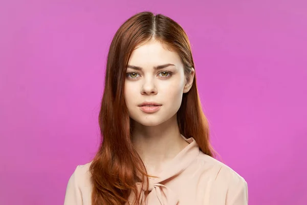 笑顔魅力的な女性のシャツスタジオ孤立ピンクの背景 — ストック写真
