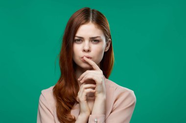 Güzel kadın zarif cazibe stili gülüş yeşil arka plan deseni