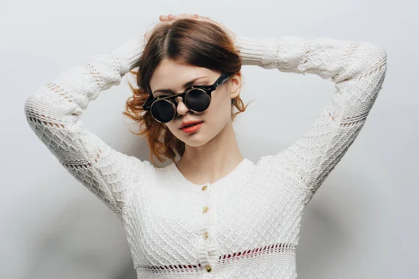 Rothaarige Frau mit Brille weißer Pullover abgeschnittene Ansicht — Stockfoto