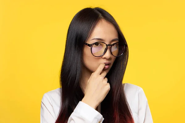 Όμορφη γυναίκα φορώντας γυαλιά κομψό στυλ lifestyle manager στούντιο κίτρινο φόντο — Φωτογραφία Αρχείου