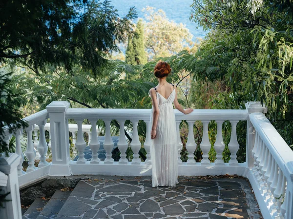 Schöne Frau weißes Kleid Glamour grün Blätter Sommer Griechenland — Stockfoto