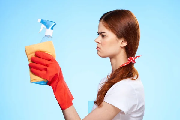 Donna che indossa guanti di gomma detergente casa cura professionale — Foto Stock
