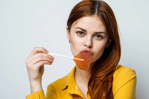 Hübsche Frau mit herzförmigem Lutscher beschnitten Ansicht Emotion — Stockfoto