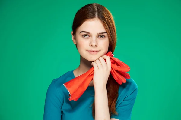ゴム手袋サービスを保持するかわいいクリーニングの女性の仕事緑の背景 — ストック写真