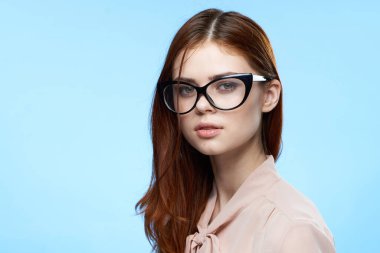 Gözlüklü güzel bir kadın şık bir moda stüdyosu manzarası