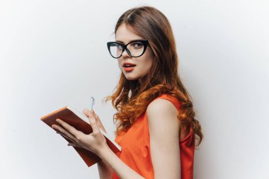 Not defterinde çalışan güzel bayan öğrenci bilgi belgeleri yazıyor.