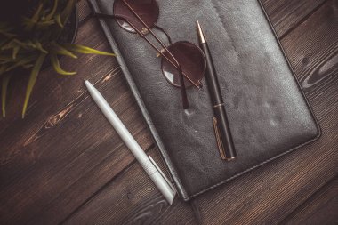 Masaya not defteri. Kahve fincanı kalem saksısı ofis kırtasiyesi.