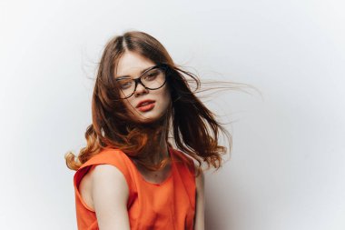 Yeşil arka planda siyah elbiseli ve gözlüklü bir kadının portresi.