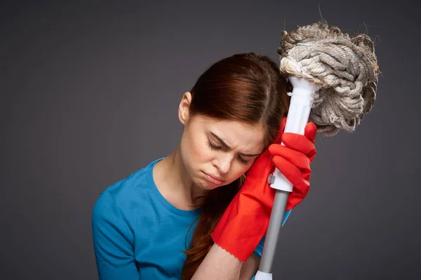 Huysuz kadın ev işi yaşam tarzını elinde tutuyor. — Stok fotoğraf