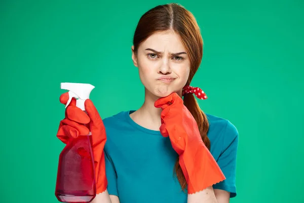 Весела прибиральниця мийні засоби гумові рукавички догляд за домом зелений фон — стокове фото