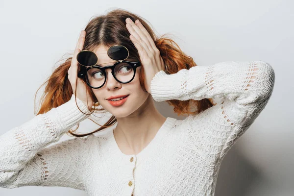 Mulher bonita alegre com óculos segurando sua cabeça emoções corte vista — Fotografia de Stock