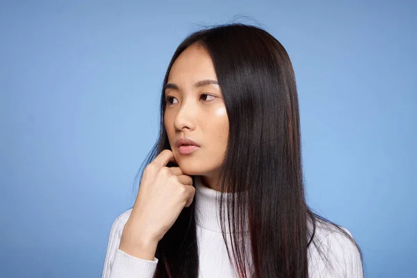 Bruna asiatico toccare faccia con mano trucco modello bianco maglione — Foto Stock