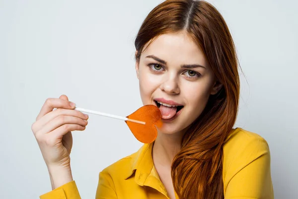 Pretty woman holding heart shaped lollipop cropped view emotion — Stock Photo, Image