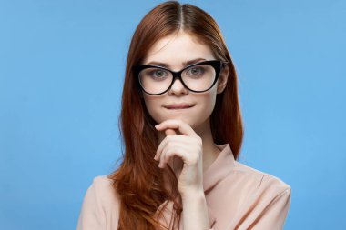 Neşeli kadın, cazibeli, gözlüklü, kozmetik model, sonbahar arka planı.