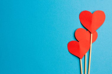 yumuşak kalp çubuk hediye dekorasyonu sevgililer günü bayram mavi arka plan