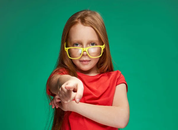 Fille émotionnelle avec des cheveux rouges portant des lunettes jaunes école fond isolé — Photo