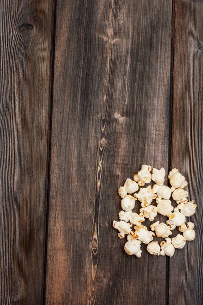 Palomitas de maíz en una mesa de madera disfrute comida de descanso snack — Foto de Stock