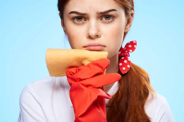 Donna delle pulizie con un'espressione dispiaciuta con uno straccio in mano pulizia primo piano — Foto Stock