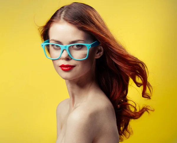 Çıplak omuzlu çekici bir kadın. Kırmızı dudaklar. Yakın plan mavi gözlükler. — Stok fotoğraf