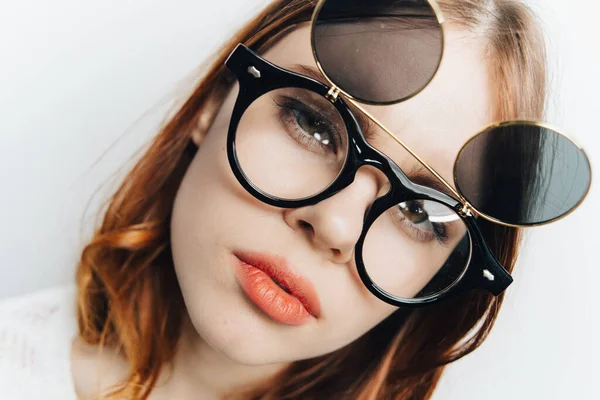 Bella donna faccia primo piano alla moda occhiali cosmetici aspetto attraente — Foto Stock