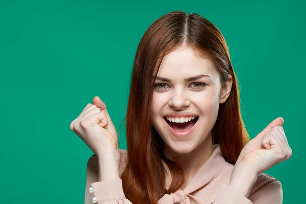 Mujer emocional sorprendida mirada emociones mano gestos fondo verde —  Fotos de Stock