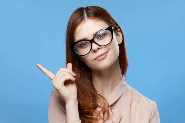 Femme gaie geste avec doigt portant des lunettes émotions vue recadrée fond bleu — Photo