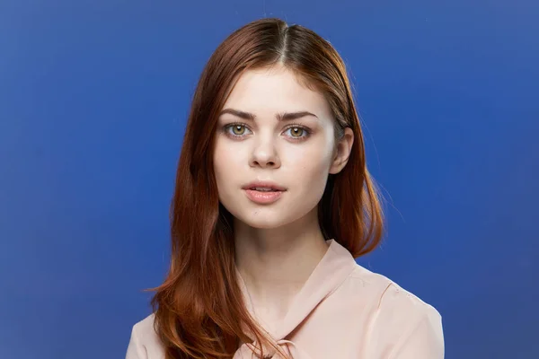 Mulher atraente em rosa camisa charme Cosméticos close-up fundo azul — Fotografia de Stock