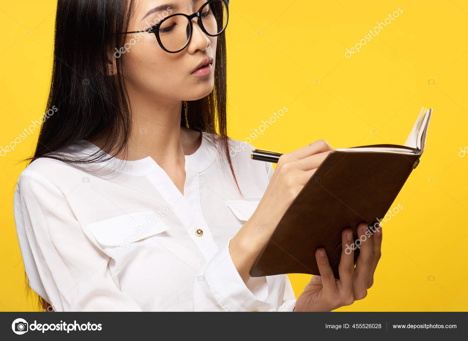Элегантная Женщина Держит Блокнот Исполнительный Менеджер Белая.