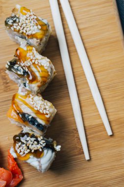 Suşi çubukları Japon mutfağı kızıl üst manzara