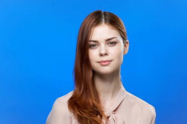 Güzel bir kadın lüks kozmetik mavi arka planını kırptı