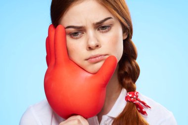 Elinde şişirilmiş lastik eldivenli temizlikçi kadın. Hayat tarzı eğlenceli. 