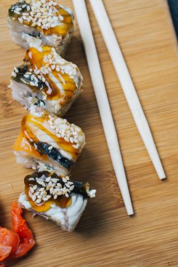 Suşi çubukları Japon mutfağı kızıl üst manzara