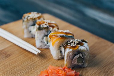 Suşi kırmızı zencefilli yemek çubukları Japon mutfağı.