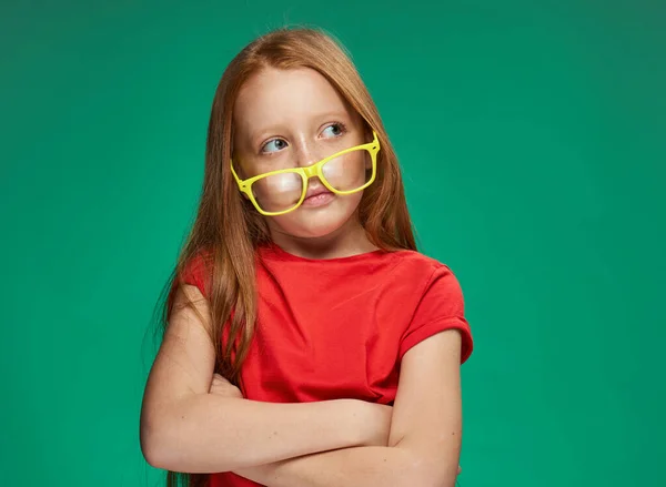 Fille aux cheveux roux et lunettes formation école fond vert — Photo