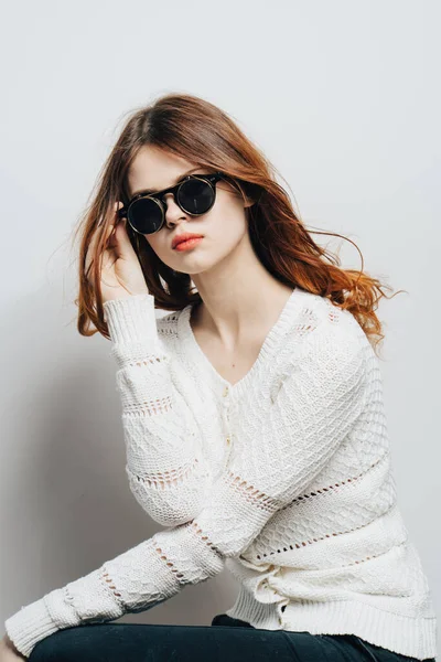 Mulher ruiva usando óculos de sol camisola branca moda estilo moderno — Fotografia de Stock