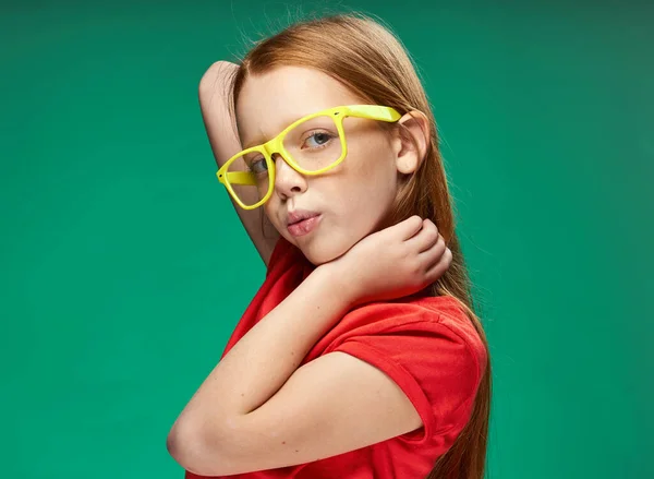 Meisje met rood haar dragen van gele bril poseren emoties bijgesneden bekijk studio school — Stockfoto