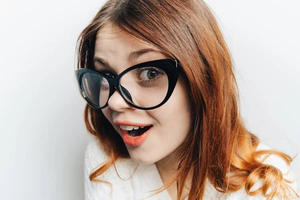 Donna con gli occhiali in bianco maglione fascino cosmetici primo piano moda — Foto Stock