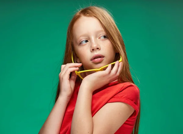 Χαριτωμένο κορίτσι κόκκινα μαλλιά γυαλιά εκπαίδευση σχολείο πράσινο φόντο — Φωτογραφία Αρχείου