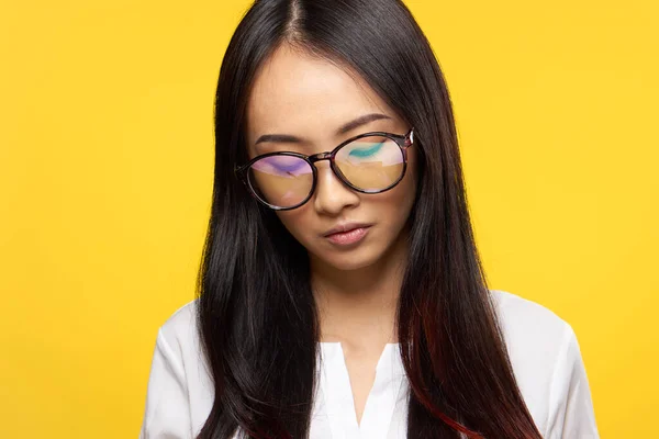 戴眼镜的亚裔妇女学生近视黄种人背景 — 图库照片