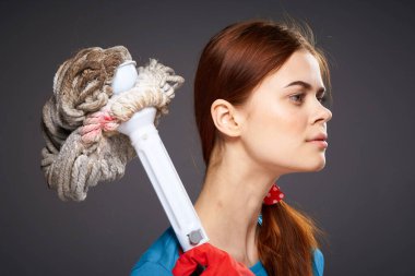 Güzel bir kadın duygularını elinde tutarak odayı temizliyor.