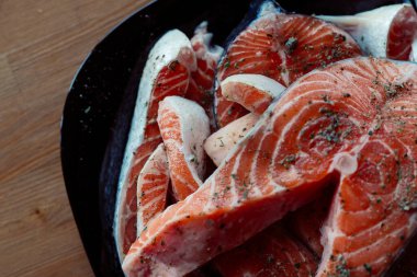 Kırmızı balık baharatları tabakta lezzetli deniz ürünleri pişiriyor.