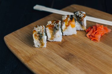 kırmızı zencefilli suşi çubukları tahta yemek gurmesi