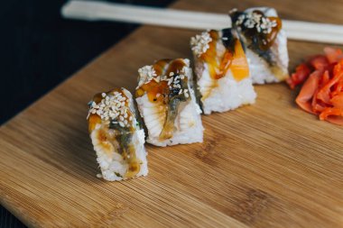 kırmızı zencefilli suşi çubukları tahta yemek gurmesi