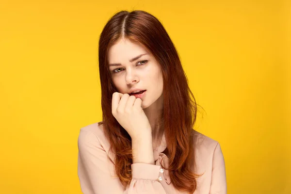 Vacker kvinna attraktiv look känslor mode isolerad gul bakgrund — Stockfoto